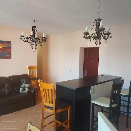 Charming Sunny 2 Bedrooms 1 Bath Apartament *