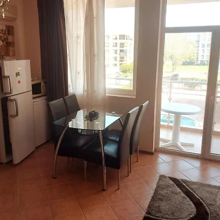 Charming Sunny 2 Bedrooms 1 Bath アパート